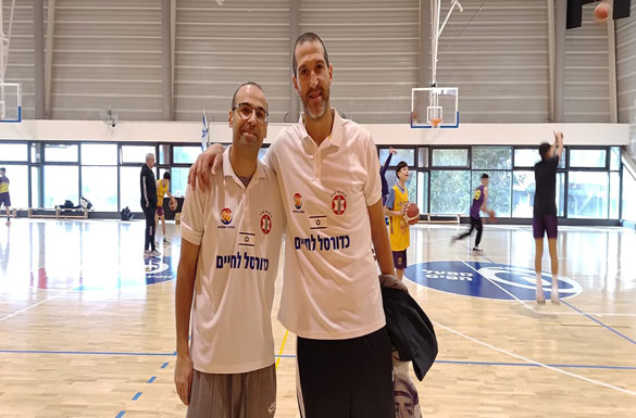טל בורשטיין ואפיק ניסים - שותפים ותיקים מנבחרת ישראל באימון כדורסל לחיים