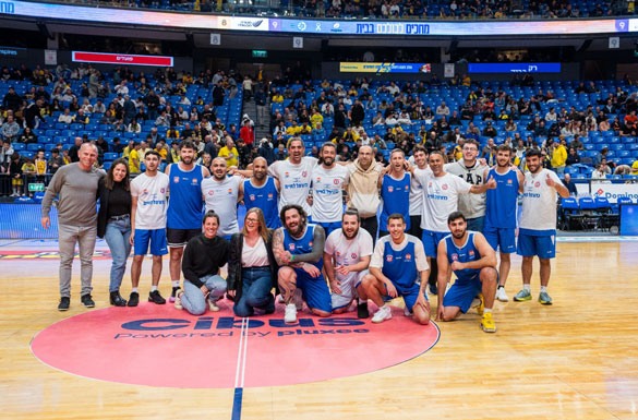 שחקני כדורסל לחיים ושותפים לעשייה לפני משחק ראווה בחצי גמר גביע המדינה